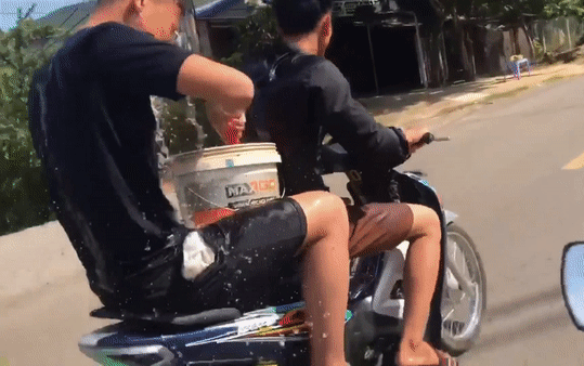 Hai thanh niên vừa chạy xe máy vừa gội đầu cho nhau ở Sơn La bị xử phạt 1,5 triệu đồng Ảnh 2