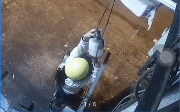 Hai cô gái trộm bóng đèn nhanh như chớp nhưng không ngờ camera vẫn kịp ghi lại từng chi tiết Ảnh 2