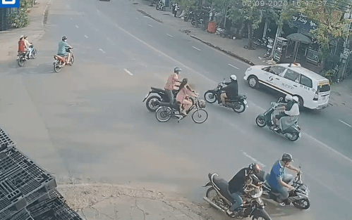 Clip: Nam thanh niên giật dây chuyền của cô gái lúc chờ qua đường, cố bỏ chạy nhưng bị người dân vây bắt đánh túi bụi Ảnh 2