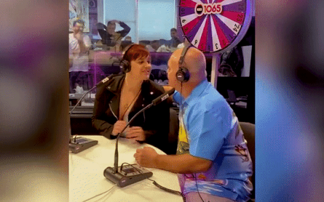 Cô gái trẻ gây sốc khi hôn bố ruột say đắm trên sóng trực tiếp Ảnh 2