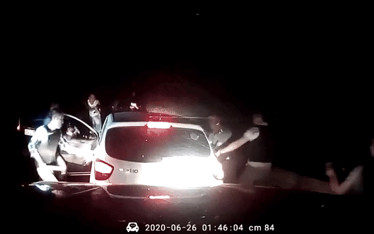 Clip: Hơn 10 trinh sát vây ráp chặn xe, khống chế các đối tượng trong đường dây buôn ma túy Ảnh 2