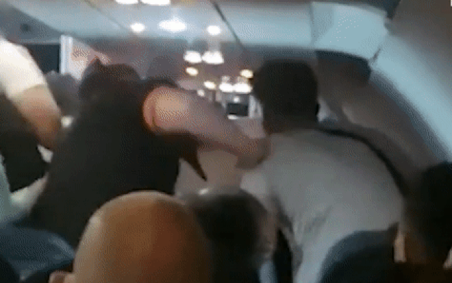 Bị cáo buộc kỳ thị chủng tộc, nam hành khách 'thẹn quá hóa giận' đánh người phụ nữ da màu Ảnh 2