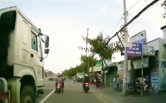 Clip: Thót tim cảnh xe bồn lao thẳng vào 2 xe máy đang dừng chờ đèn đỏ Ảnh 2
