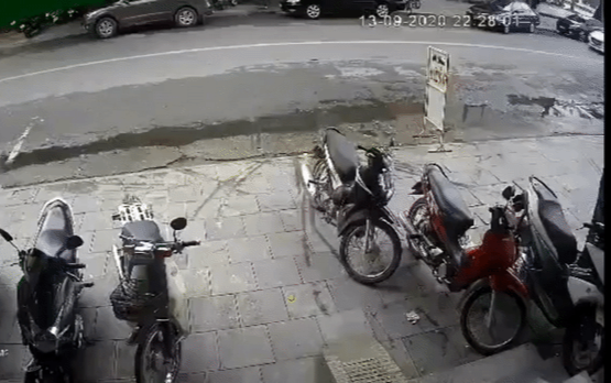 Clip: Va chạm với ô tô con đang nhập làn, xe Mazda lật ngửa giữa đường Ảnh 2