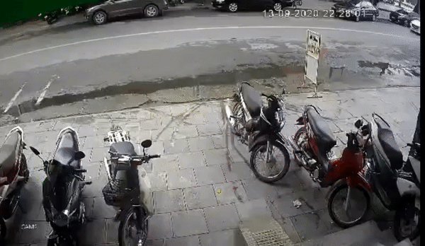 Khoảnh khắc xảy ra vụ va chạm khiến xe Mazda lật ngửa giữa đường