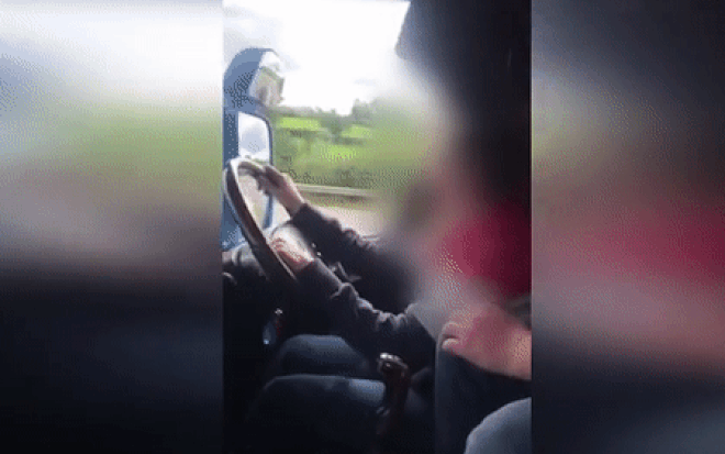 Kinh hãi cảnh bố cho con gái 12 tuổi lái xe tải trên đường cao tốc Ảnh 2