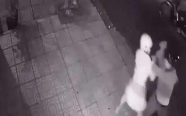 Clip: Cô gái bị nhóm cướp khống chế, cướp xe máy lúc giữa đêm Ảnh 2