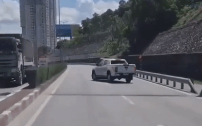 Clip: Hai ô tô chèn ép nhau trên cầu Bãi Cháy khiến nhiều người kinh hãi Ảnh 2
