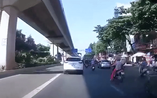 Clip: Nữ 'ninja' xi nhan xin đường bằng chân khiến nhiều người thắc mắc Ảnh 2