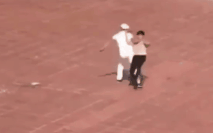 Sở GD-ĐT yêu cầu Trường THPT Bắc Kiến Xương tạm dừng hợp đồng lao động với bảo vệ đánh người trong sân trường gây phản cảm Ảnh 2