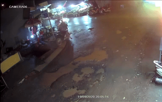 Nam thanh niên chạy xe máy rơi xuống hố nước sâu hơn 3m trên vỉa hè ở TP.HCM Ảnh 2