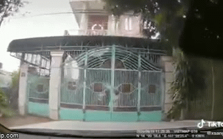 Clip: Thót tim khoảnh khắc nữ tài xế đạp nhầm chân ga, tông thẳng vào bố chồng đang mở cổng Ảnh 2
