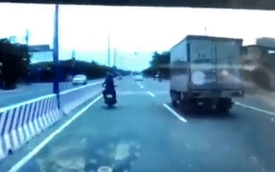 Clip: Ném đá vào xe tải, thanh niên bị tài xế ép cả người và xe vào dải phân cách Ảnh 2