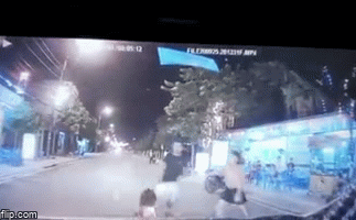 Clip: Đứa bé bất ngờ lao ra trước đầu xe ô tô, chồng hoảng hốt tung chân đá vợ Ảnh 3
