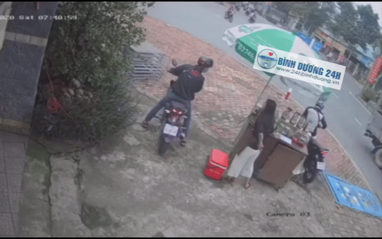 Clip: Hai đối tượng dàn cảnh trộm cắp xe máy ngay tại ngã ba đường ở Bình Dương Ảnh 2