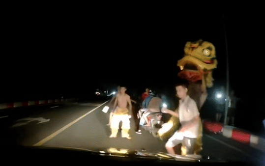 Clip: Nhóm thiếu niên chặn đầu ô tô múa lân để xin tiền trên cầu tối khiến tài xế kinh sợ Ảnh 2