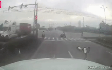 Clip: Tài xế container đánh lái tránh hai người chạy xe máy sang đường thiếu quan sát Ảnh 2