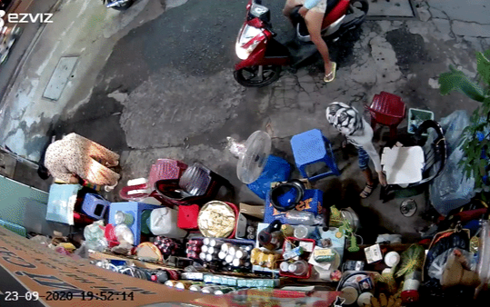 Clip: Người phụ nữ xúi giục con nhỏ trộm túi của bà cụ bán hàng rồi phóng xe tẩu thoát Ảnh 2