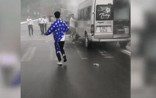 Clip: Xe đón dâu bất ngờ bốc cháy, đoàn khách hoảng loạn tìm cách thoát thân Ảnh 2