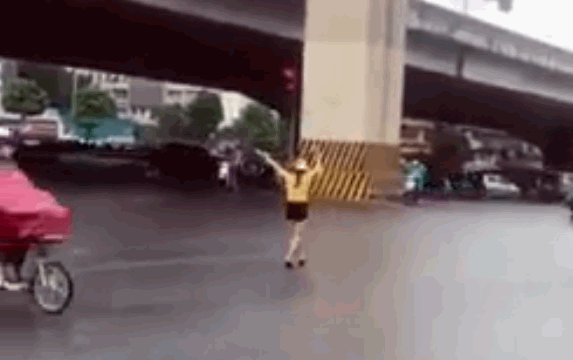 Clip: Cô gái trẻ dựng xe đạp giữa ngã tư rồi liên tục nhảy múa, bất chấp xe cộ qua lại đông đúc Ảnh 2