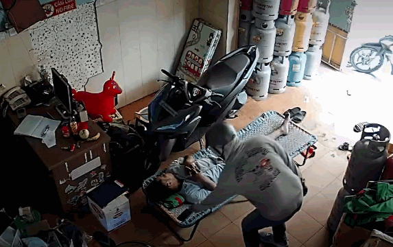 Clip: Nam thanh niên bịt kín mặt, lẻn vào cửa hàng lấy trộm chiếc điện thoại nằm cạnh ông chủ đang ngủ say Ảnh 2