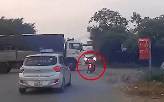 Clip: Người phụ nữ cố vượt xe tải đang quay đầu khiến rơi vào tình huống thót tim Ảnh 2