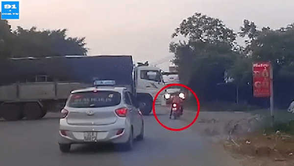 Người phụ nữ cố vượt xe tải đang quay đầu khiến rơi vào tình huống thót tim