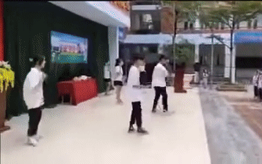 Xôn xao đoạn clip một trường cấp 2 cho học sinh 'múa quạt' trên nền nhạc 'hôm nay là thứ 7, anh thích đi vào bar...' Ảnh 2