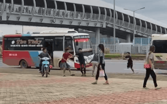 Clip: Nhóm thanh niên vác gậy lao vào đánh nhau do tranh giành khách, người dân chứng kiến hoảng loạn la hét Ảnh 2