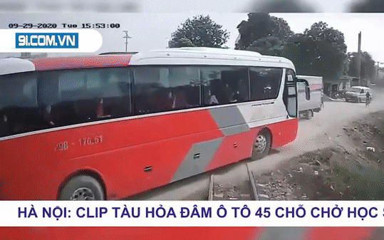 Clip: Khoảnh khắc tàu hỏa đâm xe ô tô chở hơn 40 học sinh khiến 6 em phải nhập viện cấp cứu Ảnh 2