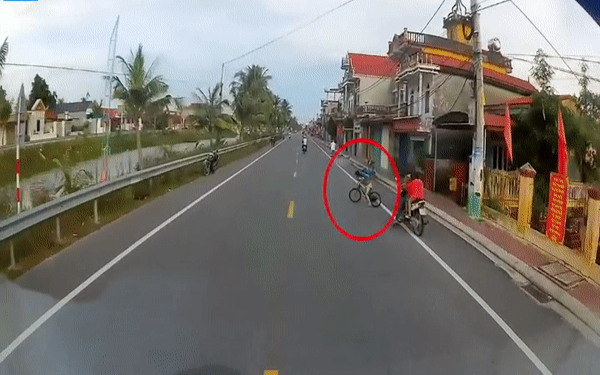 Clip: Thót tim cảnh tài xế ô tô đánh lái kịp thời tránh cậu bé đạp xe lao sang đường Ảnh 2