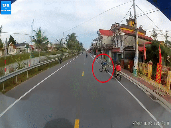 Clip: Thót tim cảnh tài xế ô tô đánh lái kịp thời tránh cậu bé đạp xe lao sang đường Ảnh 1