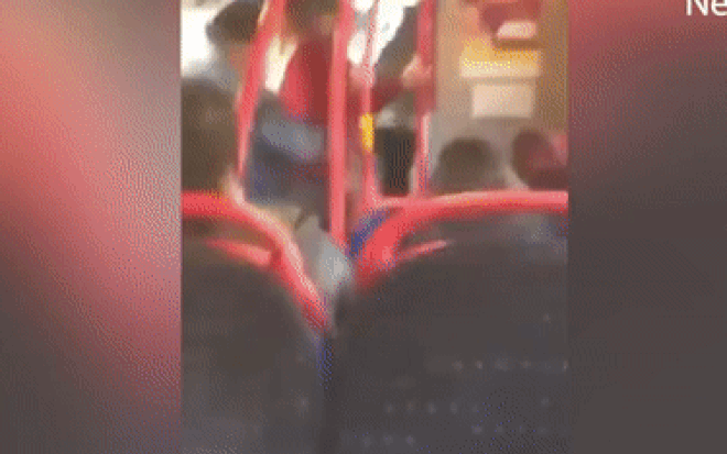 Đá vào mặt nữ sinh vì không chịu đeo khẩu trang, nam hành khách bị 'phản đòn' đau đớn Ảnh 2