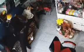 Vào nhà 'xơ múi' điện thoại của gia chủ đang ngủ, tên trộm nhận ngay bài học nhớ đời Ảnh 2