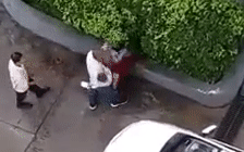 Clip: Đang bế con nhỏ trên tay, người chồng vẫn hung hãn thẳng tay đánh vợ dã man Ảnh 2