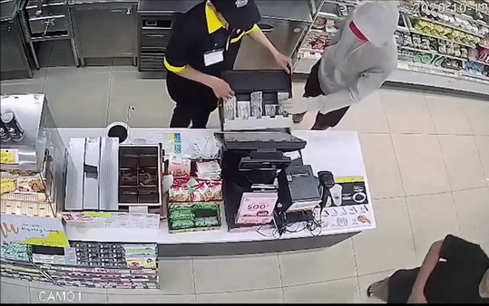 Clip: Nam thanh niên rút dao đe dọa nhân viên cửa hàng tiện lợi ở TP.HCM rồi cướp 2,5 triệu đồng Ảnh 2