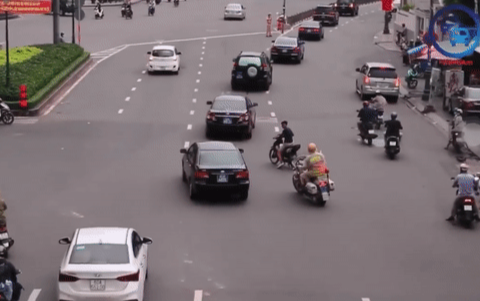 Clip: Nam thanh niên đầu trần, chạy xe máy định cắt ngang đoàn xe ưu tiên trên đường phố Sài Gòn Ảnh 2