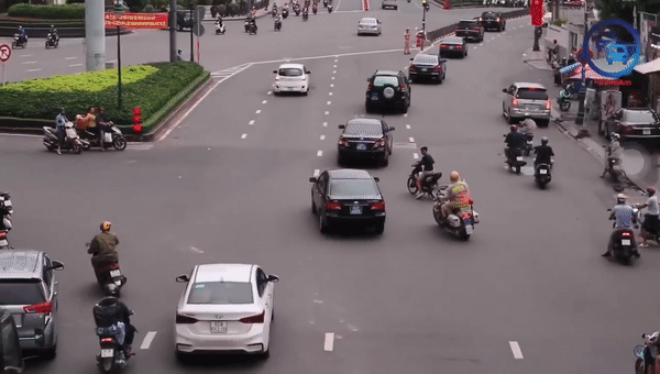 Nam thanh niên đầu trần, chạy xe máy định cắt ngang đoàn xe ưu tiên