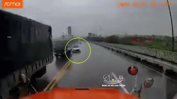 Khoảnh khắc ô tô con mất lái lao sang làn ngược chiều khiến nhiều người thót tim