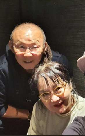 Vợ HLV Park Hang Seo đi tập thể dục cùng con trai