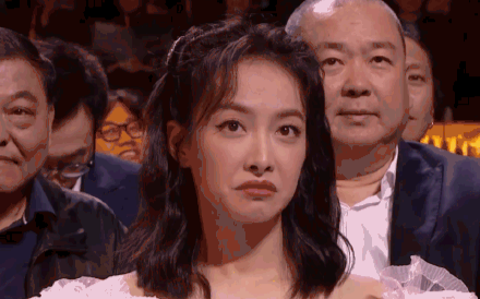 Thái độ 'coi thường' của Tống Thiến gây sốc khi thấy Triệu Lệ Dĩnh lên sân khấu trao giải Kim Ưng Ảnh 2