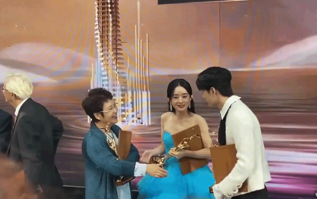 Triệu Lệ Dĩnh có ý tốt giới thiệu Vương Nhất Bác với bậc tiền bối nhưng lại bị dân mạng công kích Ảnh 2