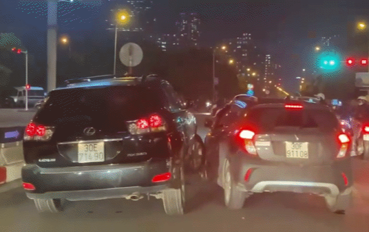 Clip: Xe Lexus và Fadil rượt đuổi, áp sát nhau 'đại chiến' làm náo loạn phố Hà Nội Ảnh 2