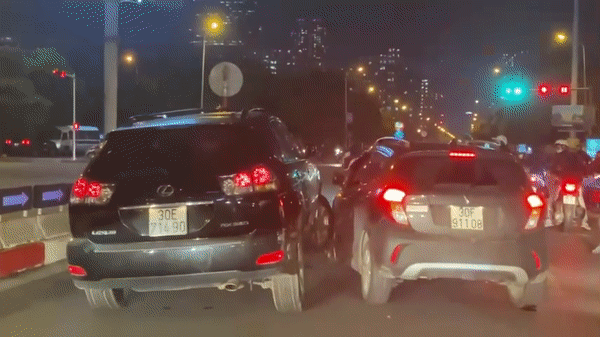 Clip: Xe Lexus và Fadil rượt đuổi, áp sát nhau 'đại chiến' làm náo loạn phố Hà Nội Ảnh 1