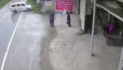 Clip: Xe ô tô bất ngờ mất lái và pha santo hiếm có khiến tất cả thót tim Ảnh 1