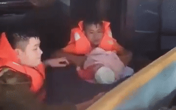 Clip: Xót xa tiếng khóc của bé sơ sinh khi được giải cứu khỏi ngôi nhà ngập nước lũ Ảnh 2