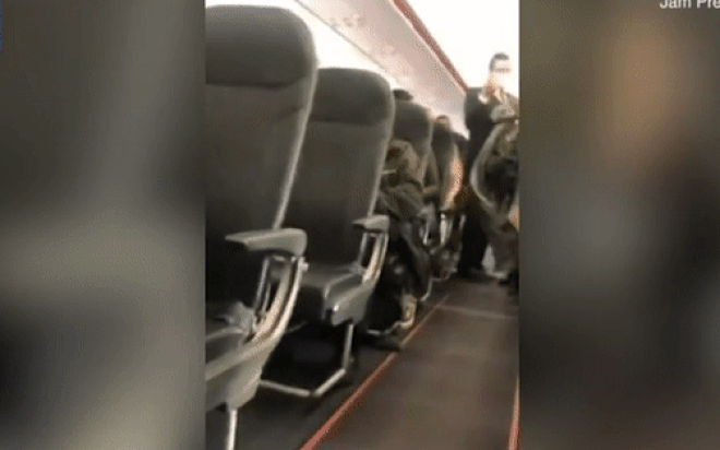 Bị đuổi khỏi máy bay, người phụ nữ cay cú chửi thề và phun nước bọt vào hành khách Ảnh 2