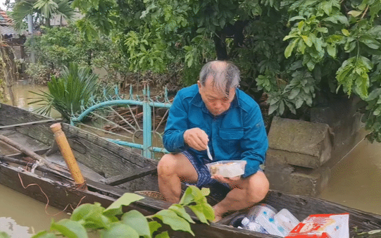 Clip: Cụ ông bật khóc khi nhận suất cơm nóng cứu trợ sau 5 ngày bị lũ vùi Ảnh 2