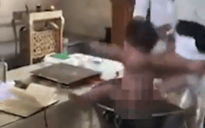 Linh mục gây sốc khi rửa tội cho bé sơ sinh bằng cách dìm đầu xuống nước Ảnh 2