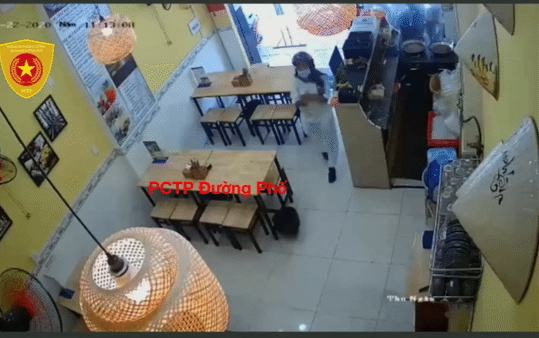 Clip: Cô gái ăn mặc sang trọng vào quán bún đậu rồi lén lấy trộm điện thoại Ảnh 2
